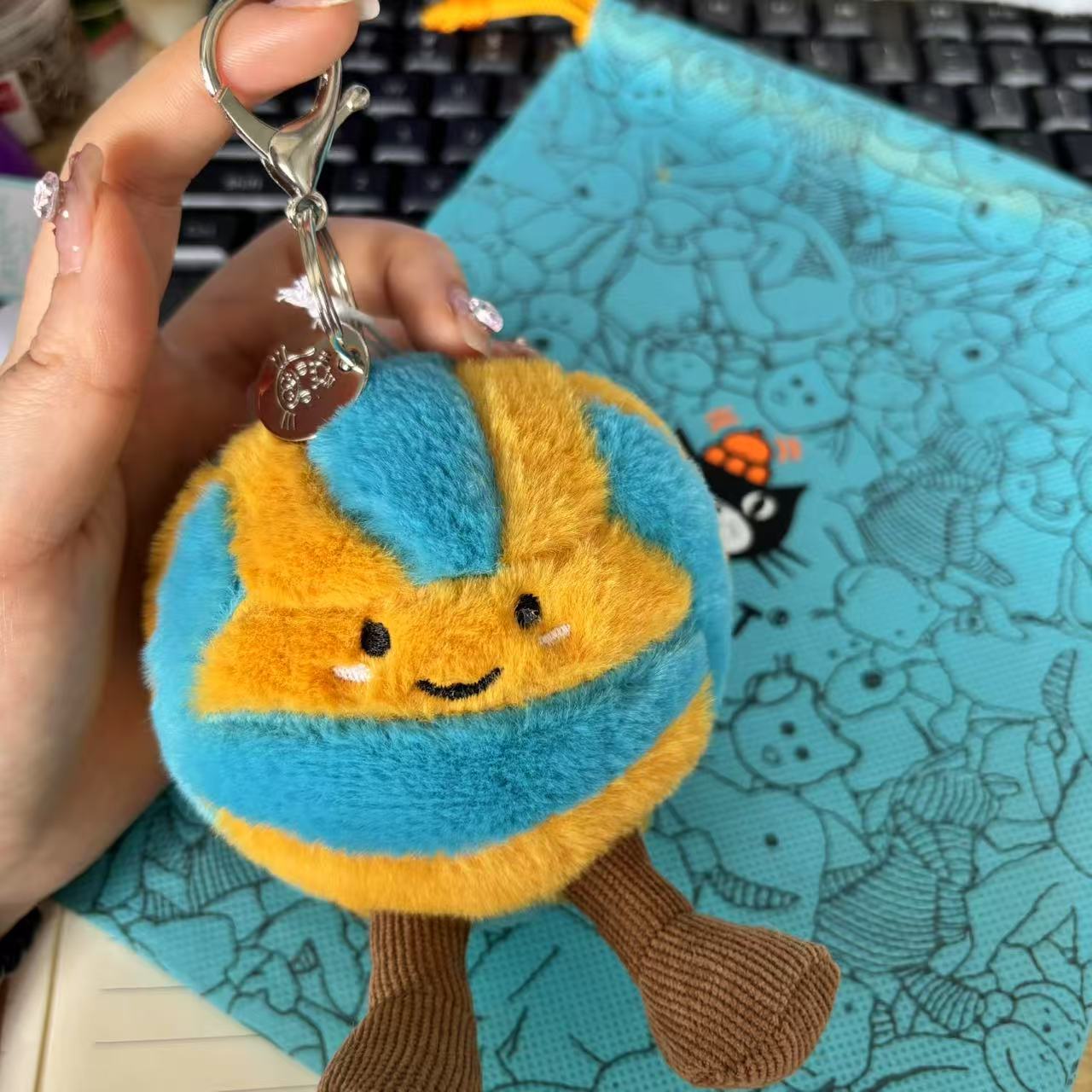 JellyCCCC pendant has three complete standards with steel stamp, Barcelona bear, eggplant, croissant, and free dust bag for all styles.