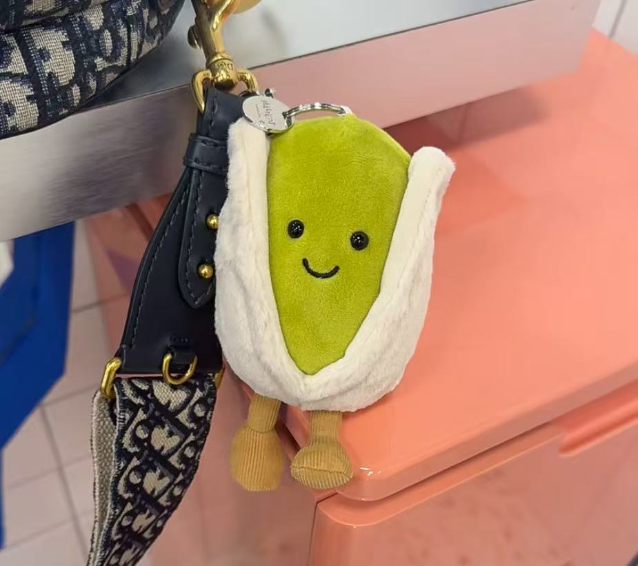 JellyCCCC pendant has three complete standards with steel stamp, Barcelona bear, eggplant, croissant, and free dust bag for all styles.